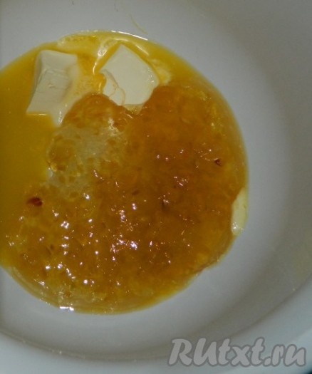 Соединить маргарин с джемом. Взбить.