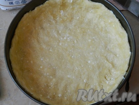 Разъёмную форму для выпечки (я взяла форму диаметром 24 сантиметра) смазать растительным маслом, выложить тесто, сделав высокие бортики. Убрать форму с тестом в холодильник минут на 20.