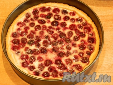 Готовый пирог достать из духовки, оставить его в форме до полного остывания.