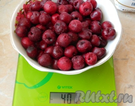 Для начинки можно взять любые ягоды, например, смородину, малину, клубнику или, как у меня, вишню без косточек. Замороженные ягоды размораживаем, даём лишнему соку стечь. Свежие ягоды нужно будет промыть водой, если есть крупные косточки (например, у вишни), их нужно будет удалить. Затем немного обсушить свежие ягоды, разложив их на бумажном полотенце.