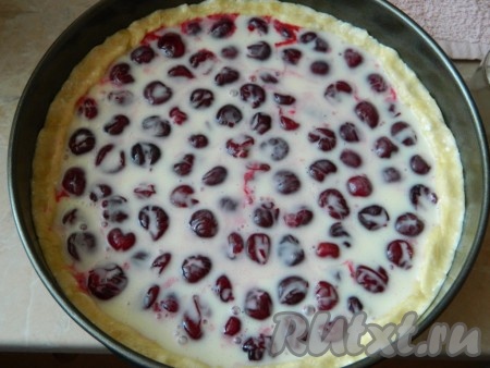 Залить ягоды сметанной заливкой.