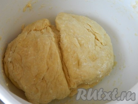 А затем, частями добавляя оставшуюся муку, быстро замесить творожное тесто. Как только оно соберётся в мягкий, не липнущий к рукам ком, значит больше вымешивать тесто и добавлять муку не нужно.&nbsp;