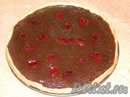 Вылить на тесто и выложить малину. Поставить в духовку при температуре 180 градусов ещё на 25 минут. Готовый шоколадный пирог "Романтика" остудить, посыпать тертым шоколадом и нарезать на порции. 
