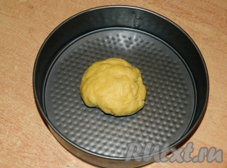 Тесто распределить по форме.