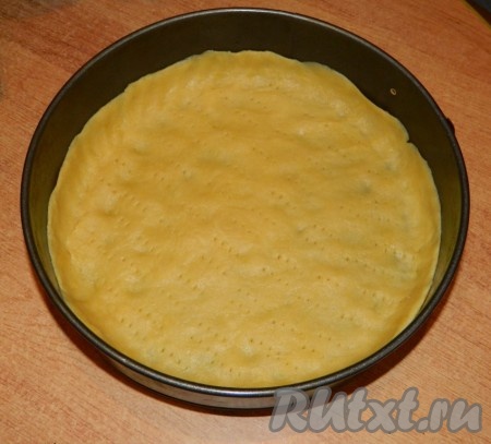 Сделать небольшие бортики и наколоть вилкой. Поставить в духовку при температуре 180 градусов на 20 минут.
