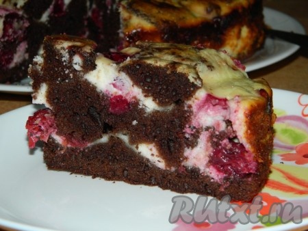 Пирог отлично поднялся в процессе выпечки, он хорош и в разрезе, и на вкус!