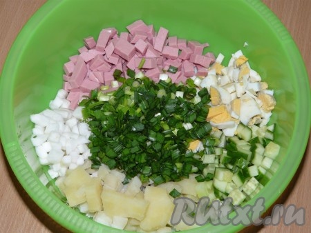 Картофель нарезать небольшими кубиками. Яйца мелко нарезать (можно нарезать все яйца, а я решила оставить перепелиные яйца для украшения). Огурцы, редис, колбасу нарезать на кубики. Зелень (лук, укроп, петрушку) мелко порубить. Нарезанные картошку, яйца, колбасу, огурцы и зелень соединить в глубокой миске, посолить и хорошо перемешать, а перед подачей залить холодным квасом.
