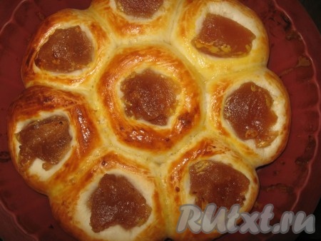 Затем достать ватрушку и с помощью кондитерского мешка или простого полиэтиленового пакета начинку покрыть белковой массой.