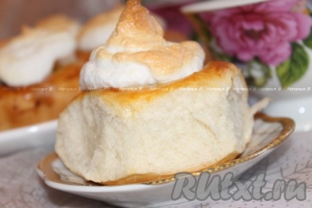 Вкусные, мягкие, сладкие ватрушечки с яблочным повидлом и безе можно подавать к чаю.
