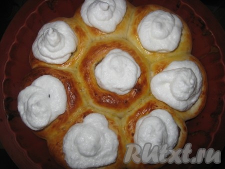 Затем достать ватрушку и с помощью кондитерского мешка или простого полиэтиленового пакета начинку покрыть белковой массой.