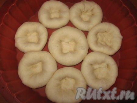 Готовое тесто разделить на 8 шариков, уложить их в круглую форму для запекания (у меня силиконовая) в форме цветочка, хорошенько обмять серединку каждого шарика.