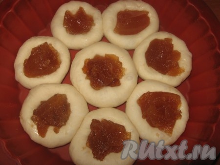 В серединку положить по 2 чайные ложки яблочного джема. Накрыть ватрушки полотенцем и оставить на 15-20 минут для расстойки.
