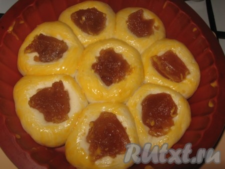 Затем ватрушку смазать смесью желтка и масла и поставить в разогретую до 200-220 градусов духовку, выпекать 15 минут.
