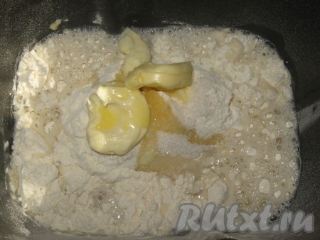 Тесто я делала в хлебопечке: все ингредиенты сложить в ведерко в том порядке, как указано в инструкции, установить  режим "Тесто - основной". Можно сделать в обычных условиях: в теплой воде растворить дрожжи и сахар, дать постоять минут 10, затем добавить соль, растопленное сливочное масло и муку, замесить мягкое тесто, положить его в миску, накрыть полотенцем и убрать в теплое место на 2 часа, оно должно хорошо подняться.