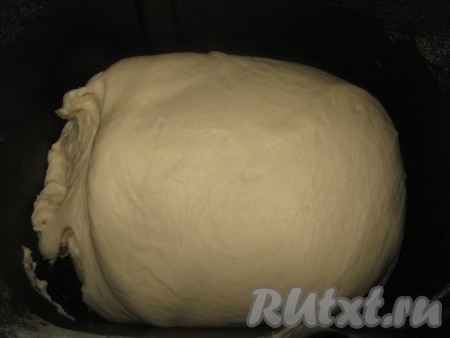 Тесто я делала в хлебопечке: все ингредиенты сложить в ведерко в том порядке, как указано в инструкции, установить  режим "Тесто - основной". Можно сделать в обычных условиях: в теплой воде растворить дрожжи и сахар, дать постоять минут 10, затем добавить соль, растопленное сливочное масло и муку, замесить мягкое тесто, положить его в миску, накрыть полотенцем и убрать в теплое место на 2 часа, оно должно хорошо подняться.