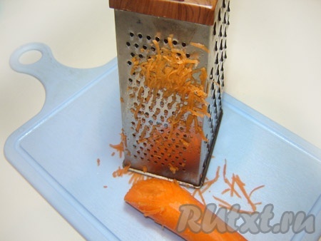 Очистить морковку и натереть на мелкой терке.
