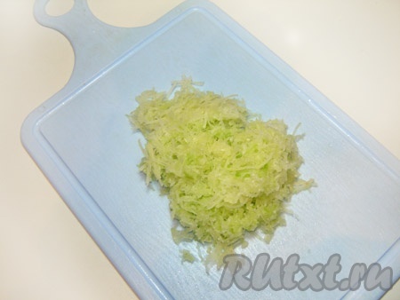 Также на мелкой терке натереть зеленую редьку, сбрызнуть соком лимона. Лимон оттенит резкий вкус редьки.