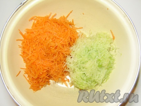 Смешать морковь и редьку, добавить растительное масло и соль по вкусу.