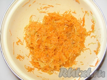 Смешать морковь и редьку, добавить растительное масло и соль по вкусу.