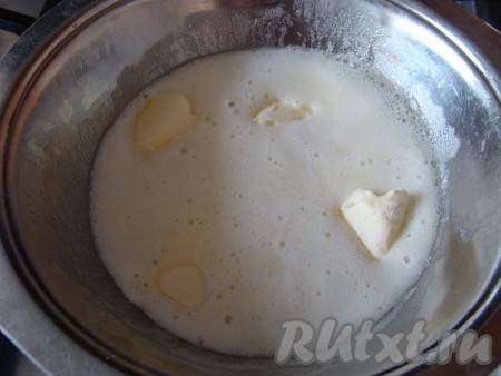 Сливочное масло растопить, охладить.

