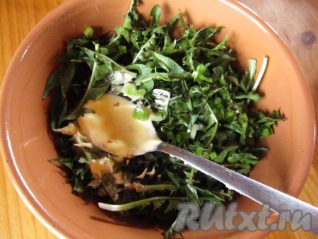 Снова взбейте все составляющие заправки и полейте салат!