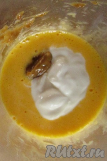 Добавьте к взбитому желтку лимонный сок, ложечку горчицы и пару ложек сметаны (или йогурта).
