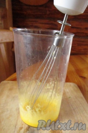 Для заправки отделите желток от белка. Взбейте желток с солью и сахаром (или разотрите с солью и сахаром вареный желток).
