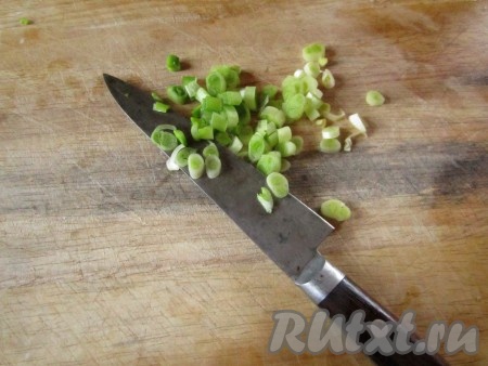 У лука нарежьте колечками только белую часть пера.