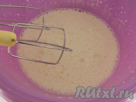 Взбить миксером, влить молоко, добавить ванилин, еще раз взбить.