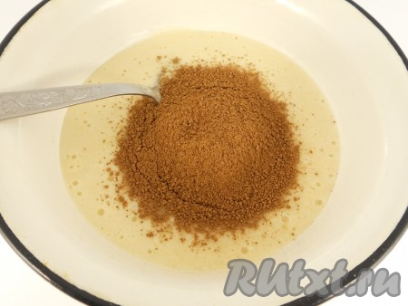 Разделить полученное тесто на 2 равные части. В одну из них всыпать какао-порошок, перемешать.