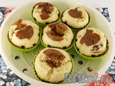 Когда вода в мультиварке закипит, поместить форму в мультиварку, снова выставить режим "На пару" на 30 минут. Крышку мультиварки в процессе готовки не открывать.
