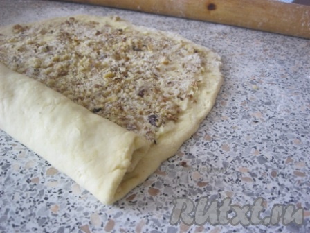 Свернуть в рулет, начиная с короткой стороны, края скрепить.
