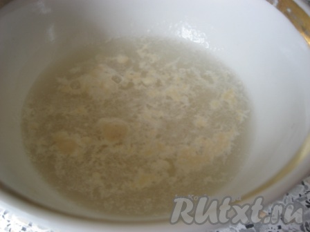 Дрожжи растворить в теплой воде, оставить на 10-15 минут.
