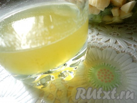 Готовый соус процеживаем, фрукты перемешиваем.
