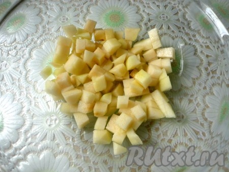 Подготавливаем фрукты для салата: грушу очищаем, нарезаем кубиками.
