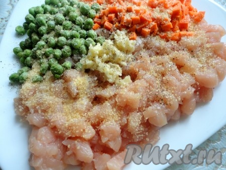 К куриному мясу и овощам добавить соль, чёрный молотый перец и натёртый на мелкой тёрке (или пропущенный через пресс) чеснок, желатин. Желатин не нужно разводить в воде, просто добавляем прямо из пакетика, очень тщательно перемешать.