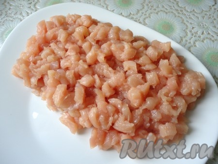 Куриное филе вымыть, обсушить, нарезать мелко.