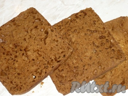 Готовый корж немножко остудить и разрезать на 3 части (неровности аккуратно обрезать и отложить в сторону, они нам понадобятся для оформления торта).