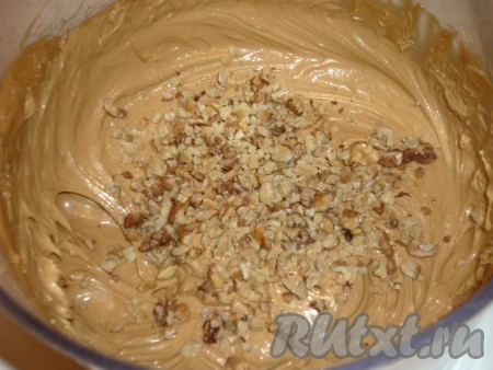 Я в крем добавила грецкие орехи, но это необязательно. Орехи предварительно нужно немножко подсушить в духовке и измельчить с помощью скалки. Перемешать крем с орехами.