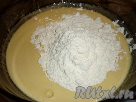 Всыпать стакан муки и, перемешивая, проварить тесто 2-3 минуты на водяной бане.