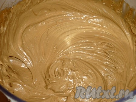 Для приготовления крема варёное сгущённое молоко взбить миксером с сливочным маслом комнатной температуры до пышной, однородной массы. 