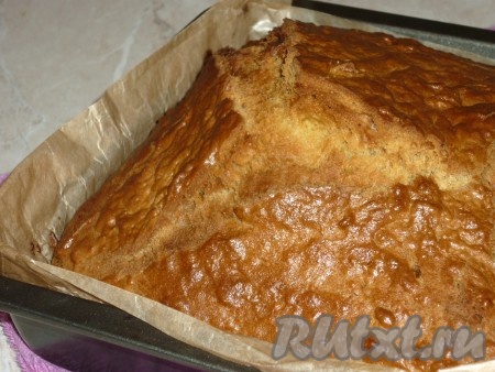 Выпекать медовый бисквит в разогретой до 180 градусов духовке 20-25 минут (готовность проверить деревянной шпажкой).