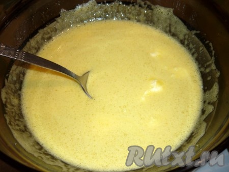 Если у вас мёд не жидкий, тогда его нужно растопить на водяной бане или в микроволновке до жидкого состояния. Сливочное масло тоже растопить и дать ему остыть. К яйцам, взбитым с сахаром, добавить мёд и растопленное сливочное масло, перемешать ложкой, перелить в небольшую кастрюльку.