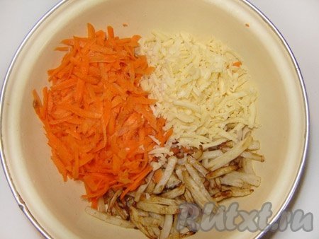 Смешать корень сельдерея, морковь и сыр с двумя столовыми ложками майонеза. Соль можно не добавлять.