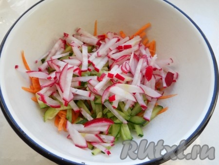 Сюда же добавить редис, также нарезанный на небольшие брусочки.