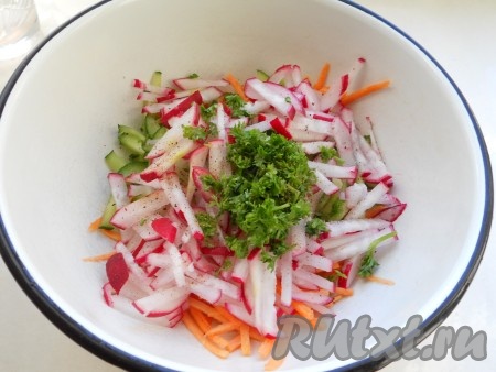 Зелень промыть водой, немного обсушить, нарезать и добавить в миску с овощами, посолить и поперчить.