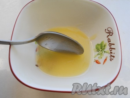 Для приготовления заправки смешать мёд с яблочным уксусом и оливковым (или другим растительным) маслом. Получившуюся заправку добавить в овощной салат из свежей моркови, редиса и огурцов, перемешать.