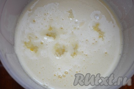 Лимон тщательно вымыть, разрезать на части, удаляя косточки, а затем пропустить через мясорубку (или измельчить его в блендере). В яйца, взбитые с сахаром, влить подсолнечное (или растопленное сливочное) масло и кефир, взбить миксером до однородности, затем добавить измельчённый лимон, перемешать.