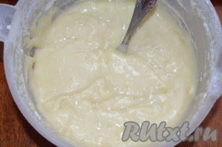 В получившуюся смесь добавить разрыхлитель, частями начать всыпать просеянную муку, перемешивая каждый раз ложкой до однородности. Тесто для лимонного пирога должно получиться однородным, напоминающим по консистенции сметану средней густоты.
