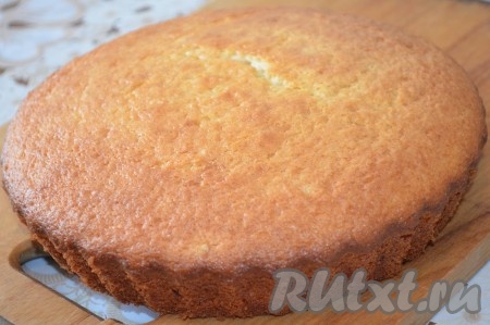 Пирог, приготовленный&nbsp;с лимоном на кефире, вынуть из духовки, немного остудить, достать из формы, оставить полностью остывать.